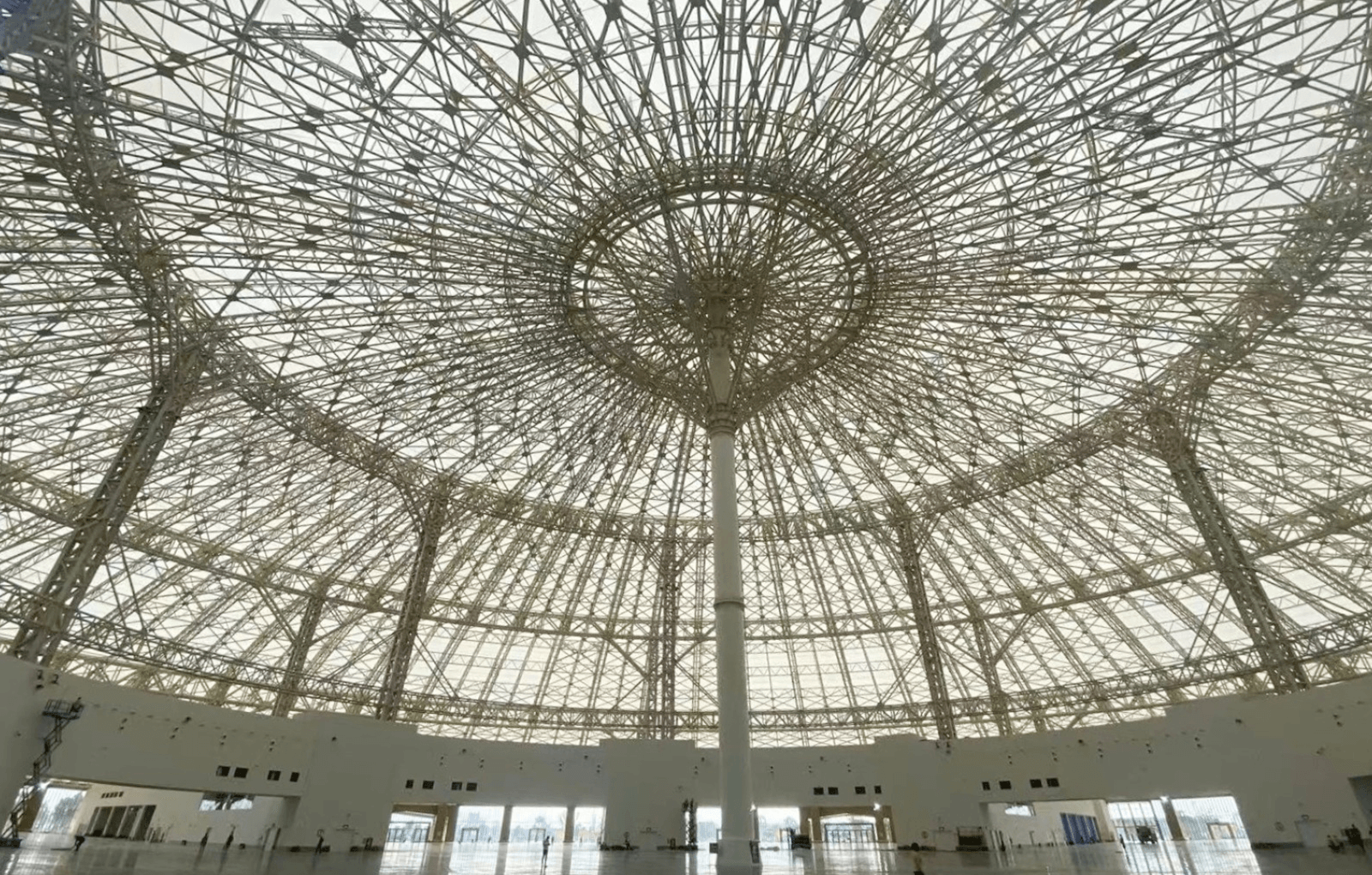 世界最大級の単独膜構造建築ハノイ国際展示場の内側