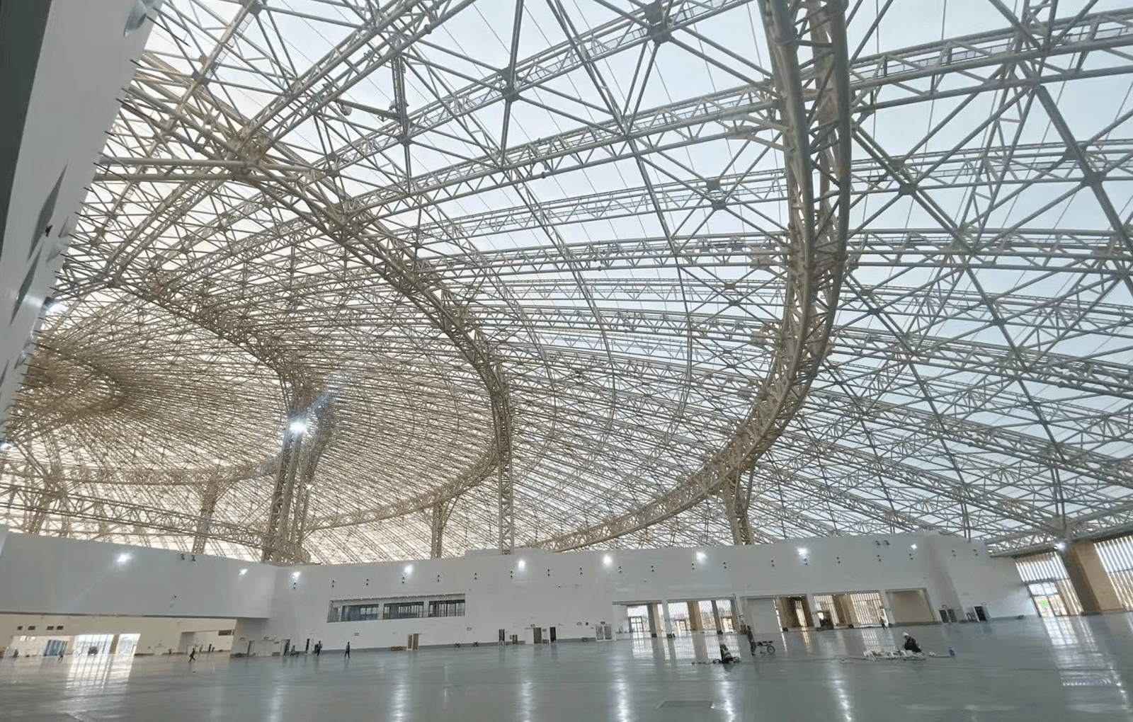 世界最大級の単独膜構造建築ハノイ国際展示場の内観