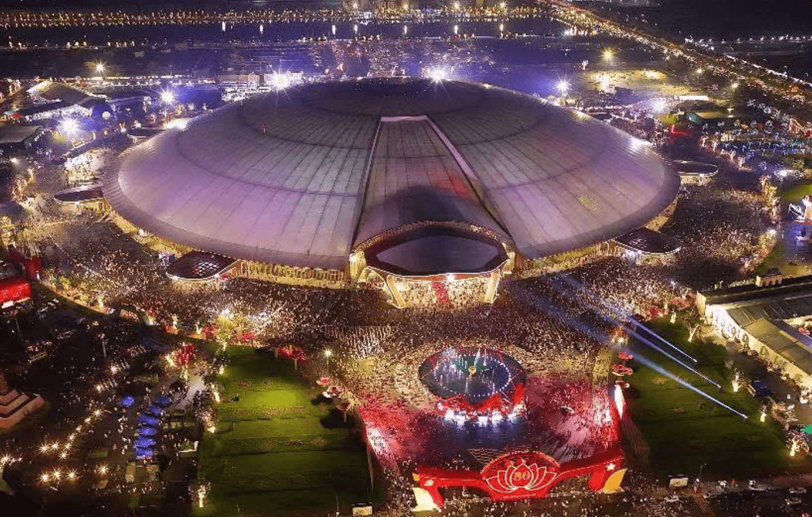 ライトアップされたイベント開催時の世界最大級の単独膜構造建築ハノイ国際展示場